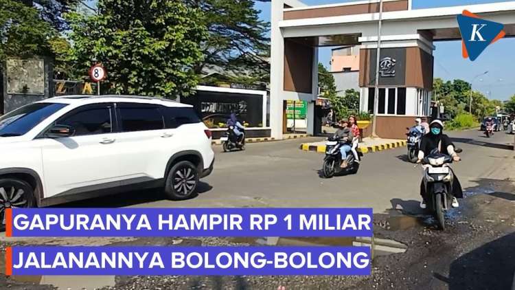 Gapura Rp1 Miliar Megah di Dukuh Zamrud, Jalanan Berlubang Bikin Rawan Kecelakaan