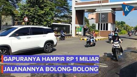 Gapura Hampir Rp1 Miliar Berdiri Megah, Tapi Jalanananya Berlubang Dan Rawan Kecelakaan