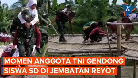 Heroik! Aksi Prajurit TNI Gendong Siswa SD Melewati Jembatan Nyaris Ambruk