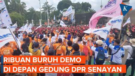 Ribuan Buruh Demo di Depan DPR Senayan