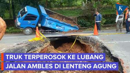 Niat Tambal Jalan Ambles, Truk Dinas SDA Malah Jadi Korban