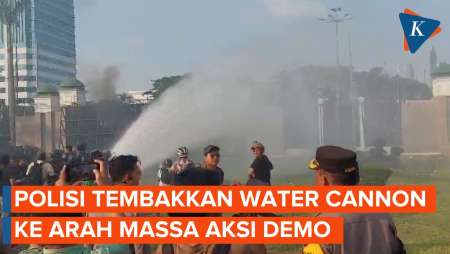 Situasi Makin Panas, Polisi Tembakkan Water Cannon ke Massa Demo DPR