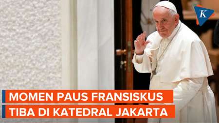 Momen Paus Fransiskus Memasuki Gereja Katedral