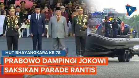 Momen Prabowo Dampingi Jokowi Saksikan Parade Rantis di Peringatan Hari Bhayangkara