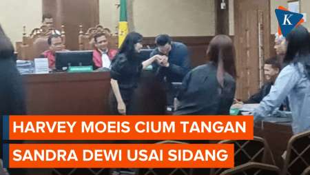 Harvey Moeis Cium Tangan Sandra Dewi Usai Sidang