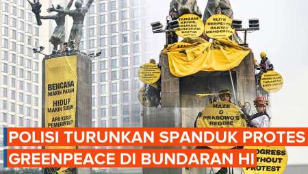 Hanya Bertahan 2 Jam! Polisi Copot Spanduk Greenpeace Di Bundaran HI