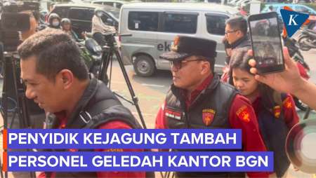 Detik-detik Penyidik Kejagung Jalan Kaki Geledah Kantor BGN