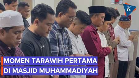 Momen Khusyuk Tarawih Pertama di Masjid At-Tanwir Muhammadiyah