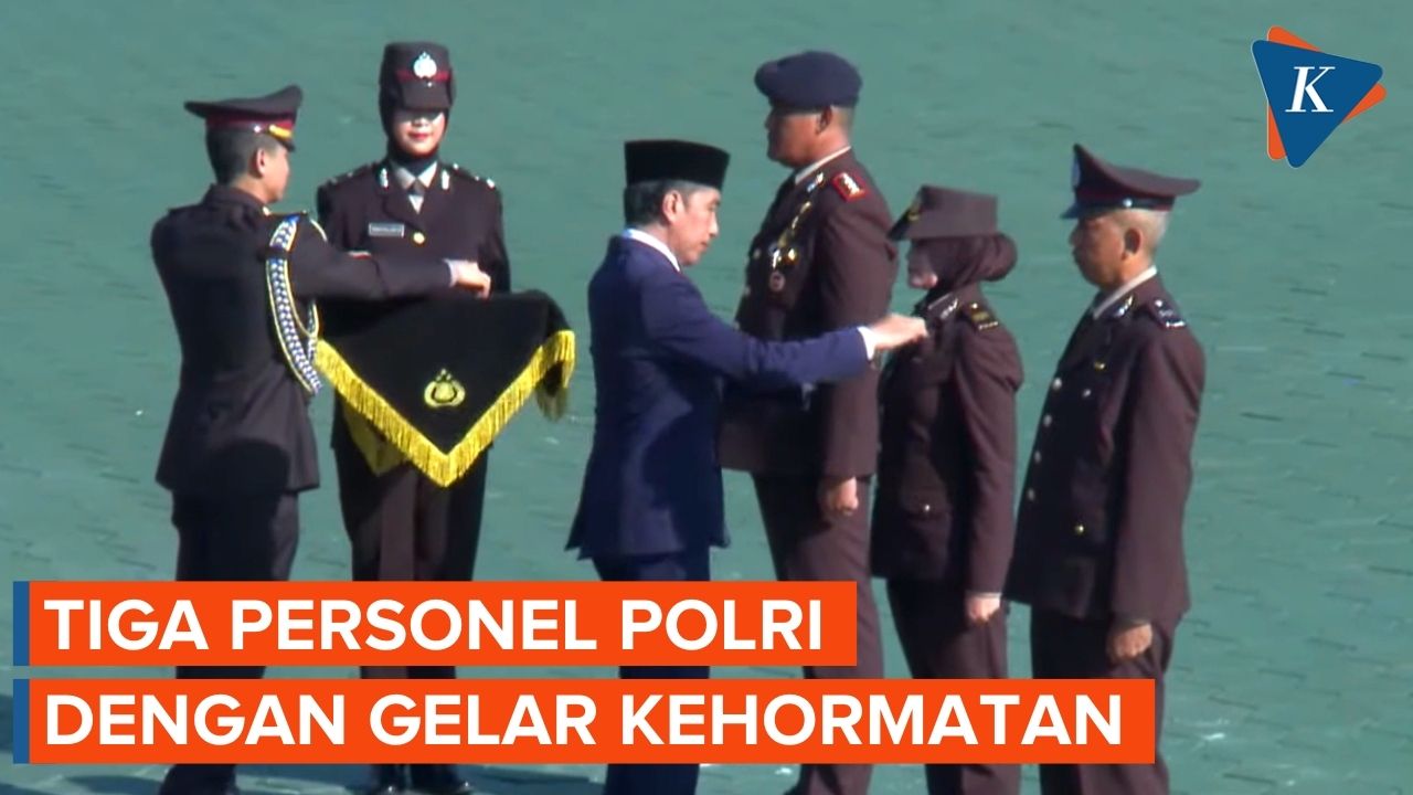 Momen Jokowi Anugerahkan Bintang Bhayangkara Nararya Pada Tiga Personel Polri