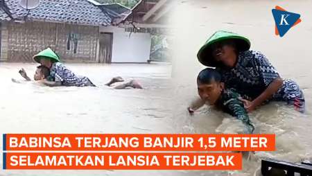 Detik-detik Babinsa di Cianjur Terjang Arus Banjir Selamatkan Lansia Terjebak