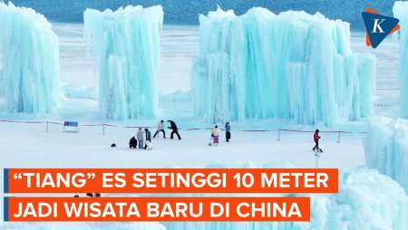 Menjulang Setinggi 10 Meter, “Tiang” Es Biru di China Memukau Wisatawan