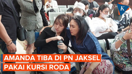 Pakai Kursi Roda, Amanda Mantan Pacar Mario Dandy Tiba di PN Jaksel