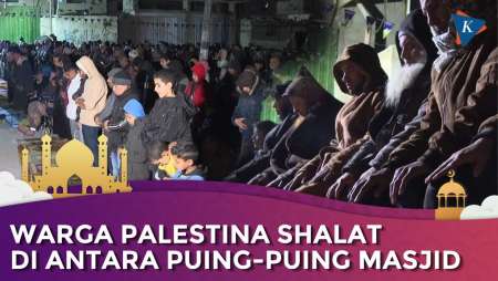 Momen Warga Palestina Beribadah di Antara Puing-Puing Masjid pada Hari Pertama Ramadhan