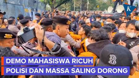 Polisi dan Mahasiswa Saling Dorong di Patung Kuda, Gara-gara Bakar Ban