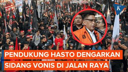 Terhalang Barikade Polisi, Pendukung Hasto Dengarkan Sidang Vonis di Jalan Depan Pengadilan