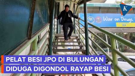 Potret JPO Di Bulungan Jaksel Bolong Akibat Pelat Pijakan Dicuri, Bahayakan Pejalan Kaki!