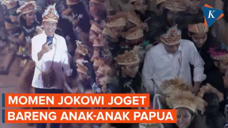 Pakai Topi Rumbai dan Noken, Jokowi Joget Bareng Anak-anak Papua