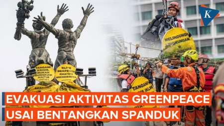 Momen Aktivis Greenpeace Turun Dari Patung Selamat Datang Bundaran HI