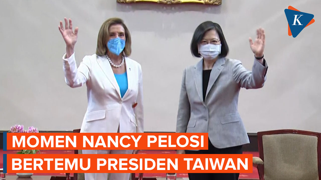 Presiden Taiwan Tsai Ing Wen Menyerahkan Medali Saat Bertemu Nancy Pelosi