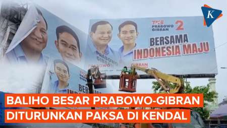 Momen Penurunan Baliho Prabowo-Gibran di Kendal yang Langgar Aturan