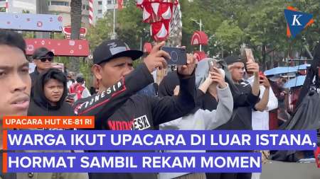 Momen Warga Nonton Upacara HUT RI lewat Layar di Luar Istana, Ikut Hormat sambil Merekam