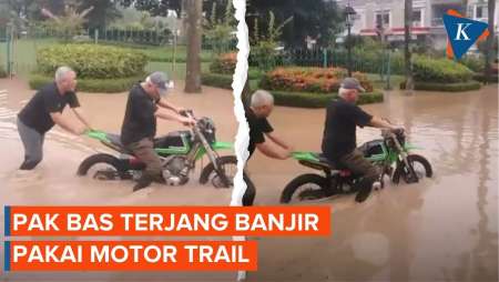 Momen Basuki Eks Menteri PUPR Terjang Banjir dengan Motor Trail di Bekasi