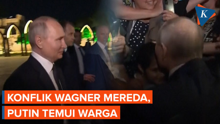 Momen Langka Putin Foto Bareng dan Cium Kening Warga