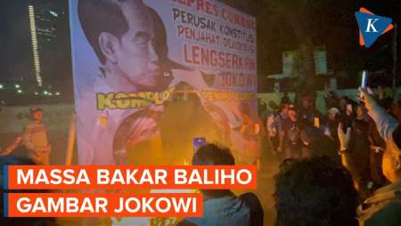 Massa Demo di Depan Kantor KPU Bakar Baliho Bergambar Jokowi