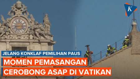 Momen Pemasangan Cerobong Asap di Vatikan untuk Pemilihan Paus