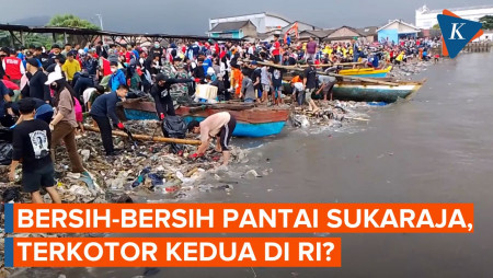 Aksi Pandawara dan Warga Bersihkan Pantai Sukaraja yang Terkotor di Lampung