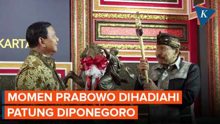 Hadiri Perayaan Ultah Eks Kepala BIN, Prabowo Dihadiahi Patung Diponegoro