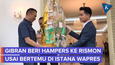 Momen Gibran Peluk Rismon Sianipar Dan Beri Bingkisan