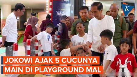 Momen Jokowi Momong 5 Cucu Bermain di Playground Mal