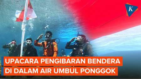 Momen Upacara Pengibaran Bendera di Dalam Sumber Mata Air Umbul Ponggok Klaten