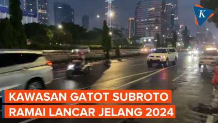 Arus Lalu Lintas di Kawasan Gatot Subroto, Jakarta Jelang Pergantian Tahun 2024