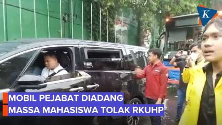 Momen Massa Mahasiswa Adang Mobil Pejabat Kementerian Dan Polisi Saat Demo Tolak RKUHAP