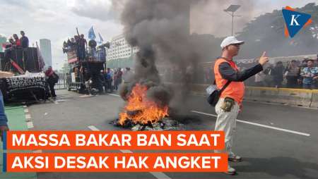 Massa Bakar Ban Saat Demo Desak Gulirkan Hak Angket di DPR RI