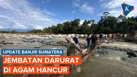 Jembatan Darurat Rusak Akibat Banjir, Warga Gunakan Batang Kayu Sebagai Pengganti