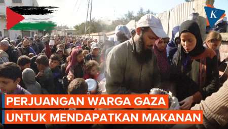 Momen Warga Gaza Antre Panjang untuk Mendapatkan Makanan