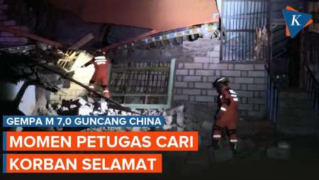 Momen Tim Penyelamat Bergerak Cari Korban Gempa M 7,0 China