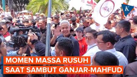 Momen Ganjar-Mahfud Dikerubuti Massa Relawan Saat Masuk Gedung KPU