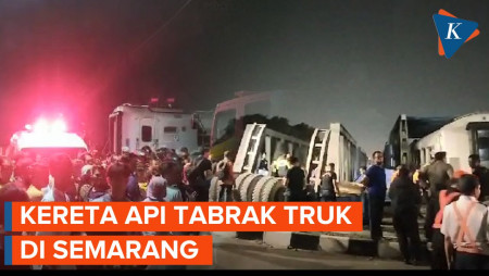 [BREAKING NEWS] Kereta Api Brantas Tabrak Truk di Semarang, Api Berkobar