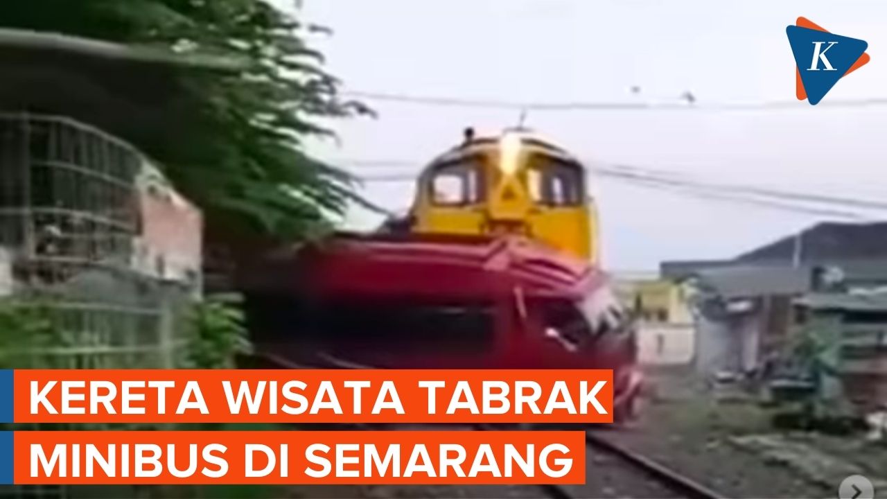 Video Detik-detik Kereta Api Tabrak Minibus di Semarang