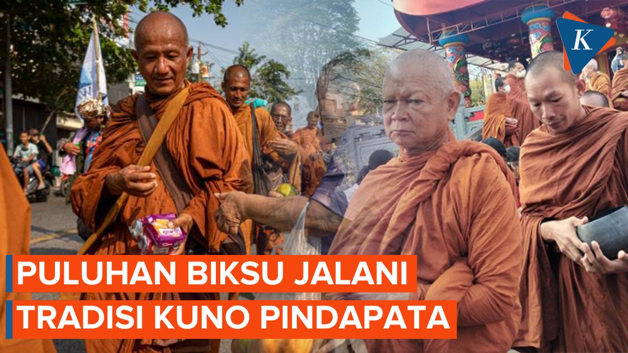 Awali Perayaan Waisak, Para Biksu Laksanakan Tradisi Pindapata di Magelang