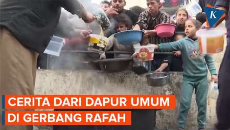 Derita Pengungsi Gaza, Rela Antre Demi Mendapatkan Makanan