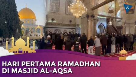 Momen Warga Shalat di Masjid Al-Aqsa Saat Hari Pertama Ramadhan