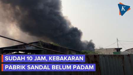 Kebakaran Pabrik Sandal Di Tangerang Sejak Malam, Asap Hitam Masih Membubung Tinggi