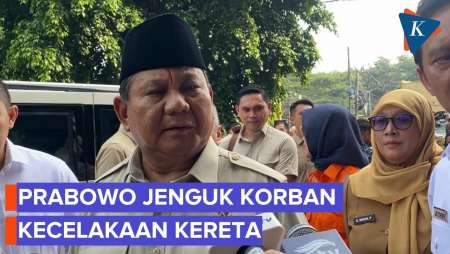 Momen Prabowo Jenguk Korban Kecelakaan Kereta di RSUD Bekasi