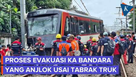Proses Evakuasi KA Bandara Yang Anjlok Usai Tabrak Truk Di Tangerang