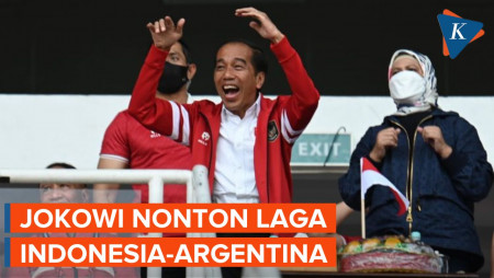 Jokowi Nonton Laga Indonesia-Argentina dan Ikut Mexican Wave di Tribun…